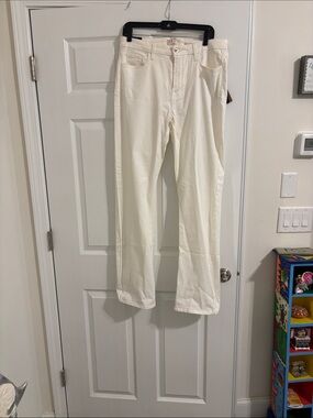 Classic White Straight-Leg Jeans